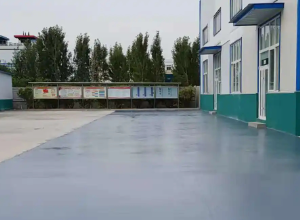 北辰彩色路面喷涂翻新的材料对冬季